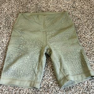 Lululemon size 6 biker short 6”